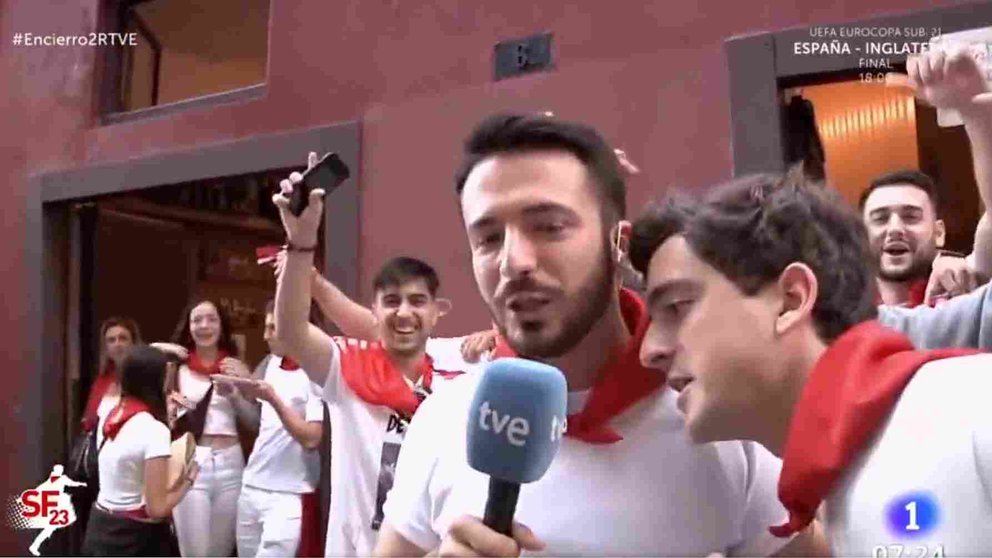 Fotograma de un directo de RTVE en San Fermín con un 'espontáneo' gritando el célebre "Que te vote Txapote".