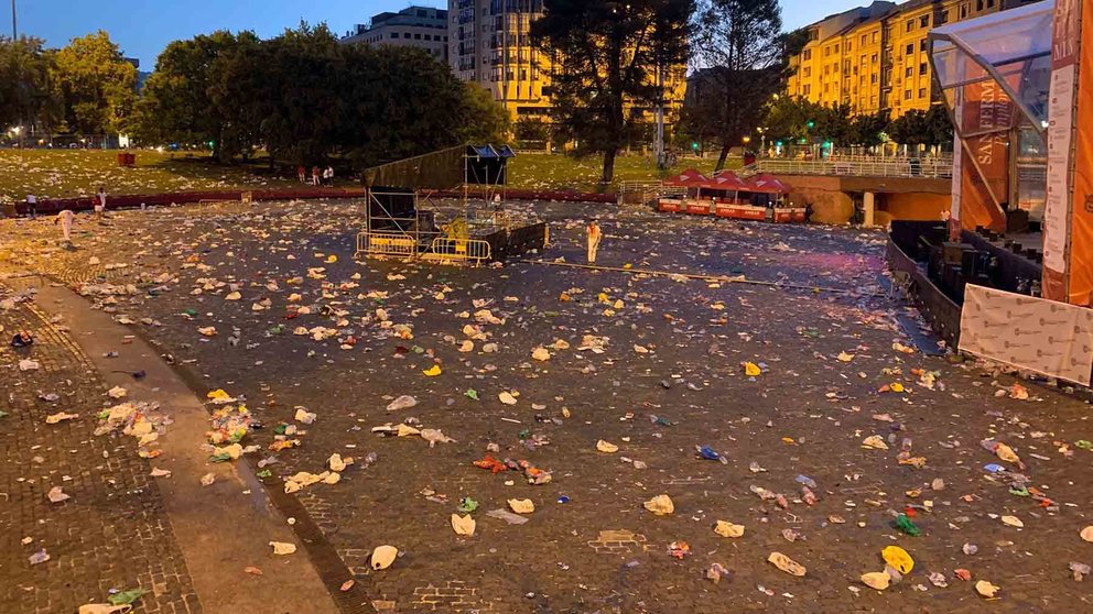Pamplona amanece entre basura tras el paso del fin de semana de San Fermín. NAVARRA.COM