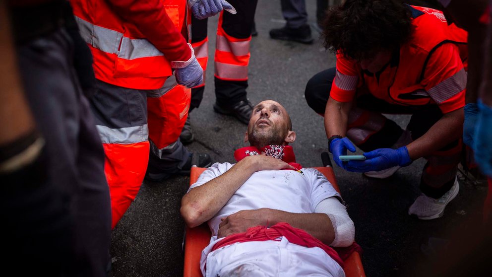 Hombre herido en el brazo izquierdo durante el encierro de las fiestas de San Fermín 2023 durante el 9 de julio. JASMINA AHMETSPAHIC