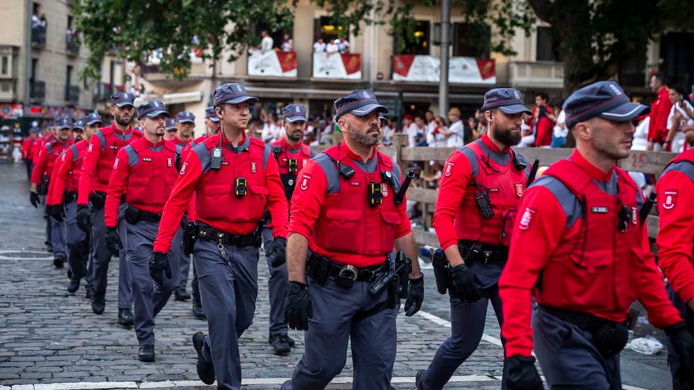 La patrulla de la Policía Foral durante el encierro de las fiestas de San Fermín el 9 de julio de 2023. JASMINA AHMETSPAHIC