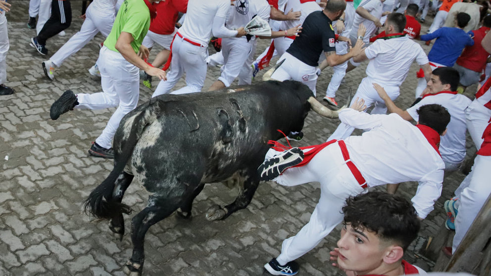 Tercer encierro de San Fermín 2023 con toros de Cebada Gago en la bajada al callejón. HECTOR NAVARRO
