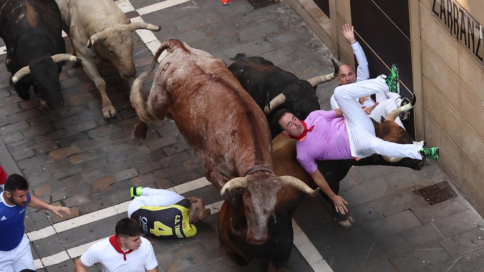 Cuarto encierro de San Fermín 2023 con toros de Fuente Ymbro en la calle Estafeta. EFE - J.P. Urdiroz (7)