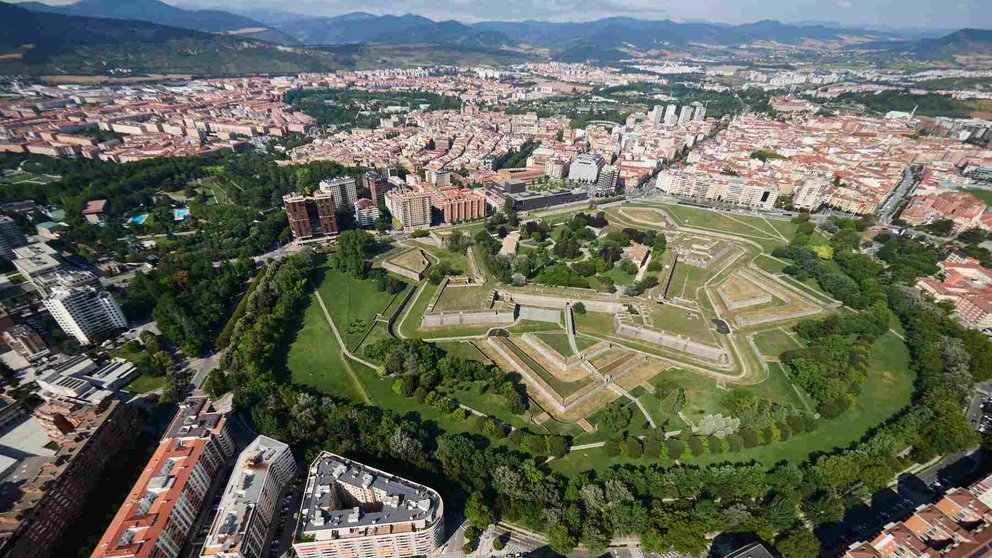 Vista del centro de Pamplona desde un helicóptero en plena celebración de los Sanfermines, durante el acceso de miles de personas a la plaza de toros, a 9 de julio de 2023. EUROPAPRESS
