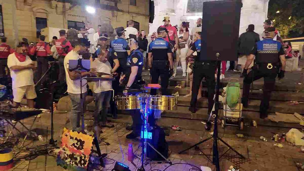 Momento en el que los agentes de las policías Municipal y Foral interrumpen el concierto callejero. POLICÍA MUNICIPAL DE PAMPLONA