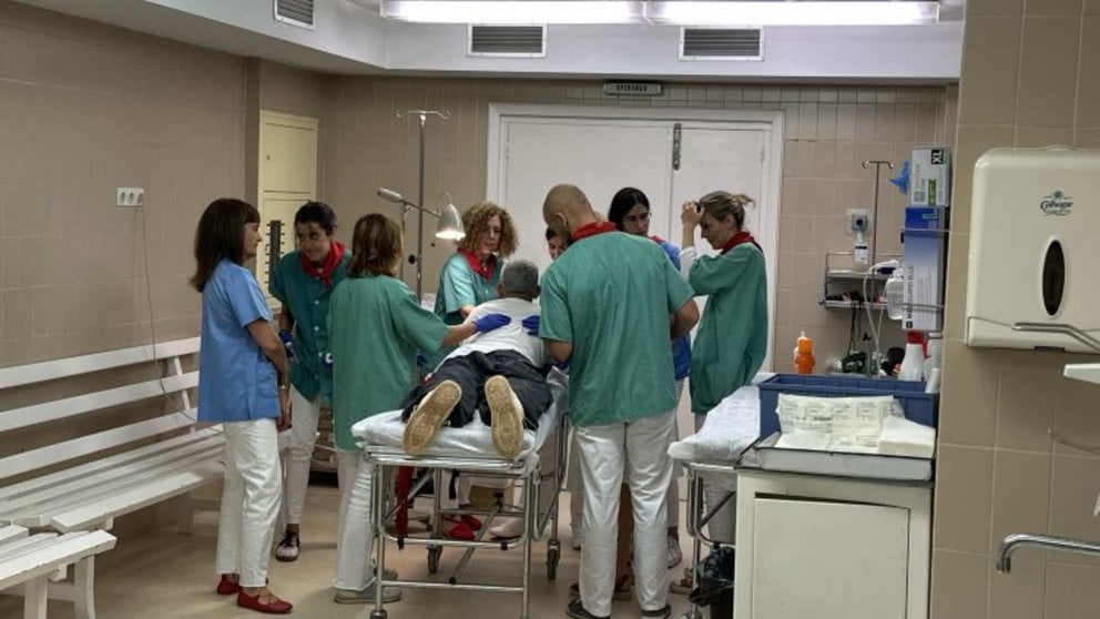 Personal de la enfermería de la plaza de toros atendiendo a uno de los heridos de las vaquillas en este 13 de julio. CEDIDA