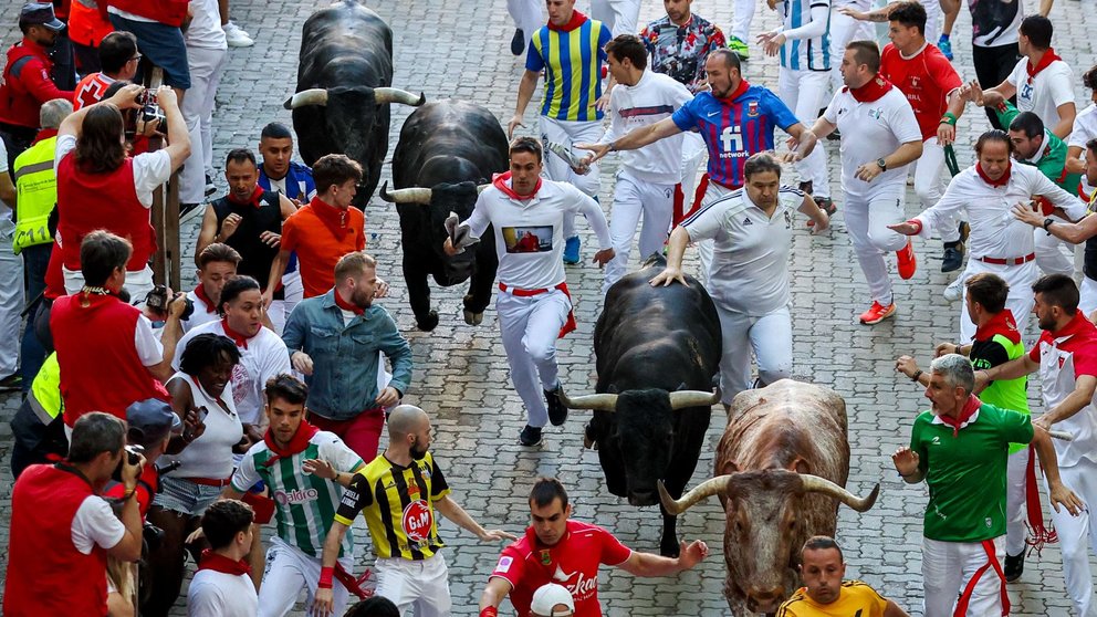 Último encierro de San Fermín 2023 con toros de Miura en la bajada al callejón. EFE - J.P. Urdiroz (3)
