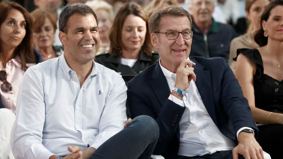 El candidato a la presidencia del Gobierno, Alberto Nuñez Feijoo (d), acompañado por el presidente del PP en Navarra, Javier García, durante el acto electoral que los populares han celebrado hoy sábado en Pamplona. EFE / Jesús Diges.