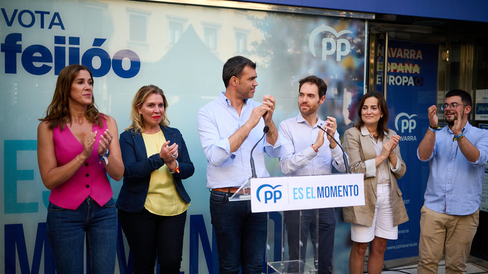 El presidente del PP de Navarra, Javier García, y los candidatos al Congreso y al Senado, Sergio Sayas y Amelia Salanueva, cierran la campaña electoral en la sede del PP. PABLO LASAOSA