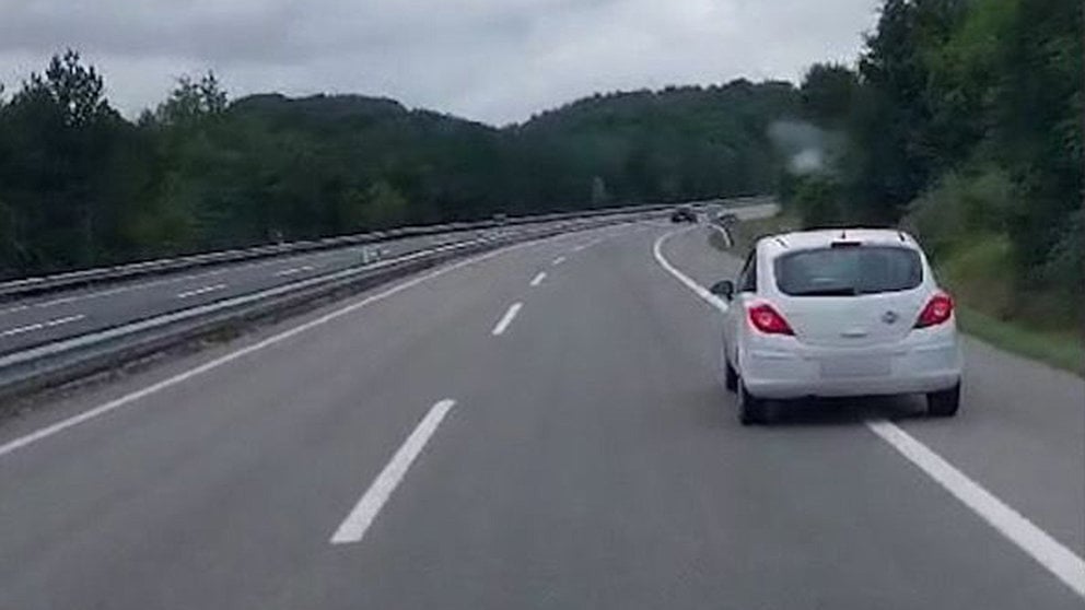 Una de las tomas del vídeo en la que se puede ver cómo el conductor casi se sale de la calzada. GUARDIA CIVIL DE NAVARRA