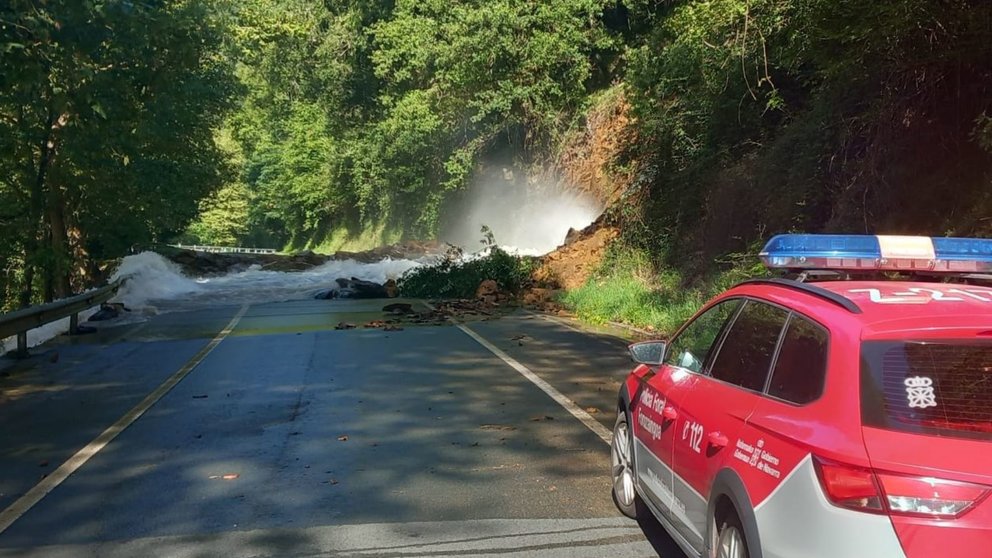 Imagen del estado de la carretera cortada al término de Bera en Navarra. POLICÍA FORAL