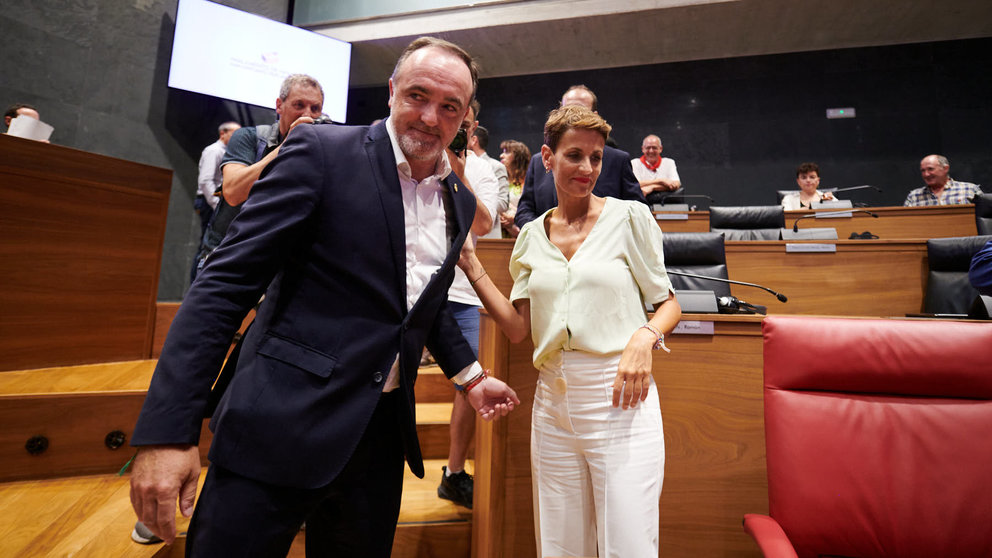 María Chivite junto a Javier Esparza durante el segundo pleno de investidura para la presidencia del Gobierno de Navarra. PABLO LASAOSA