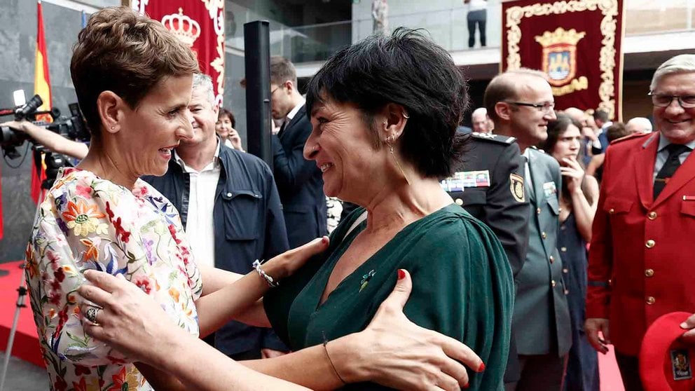La presidenta del Gobierno de Navarra, María Chivite, se abraza a la portavoz de Bildu. Laura Aznal, tras su toma de posesión como presidenta. EFE/Jesús Diges
