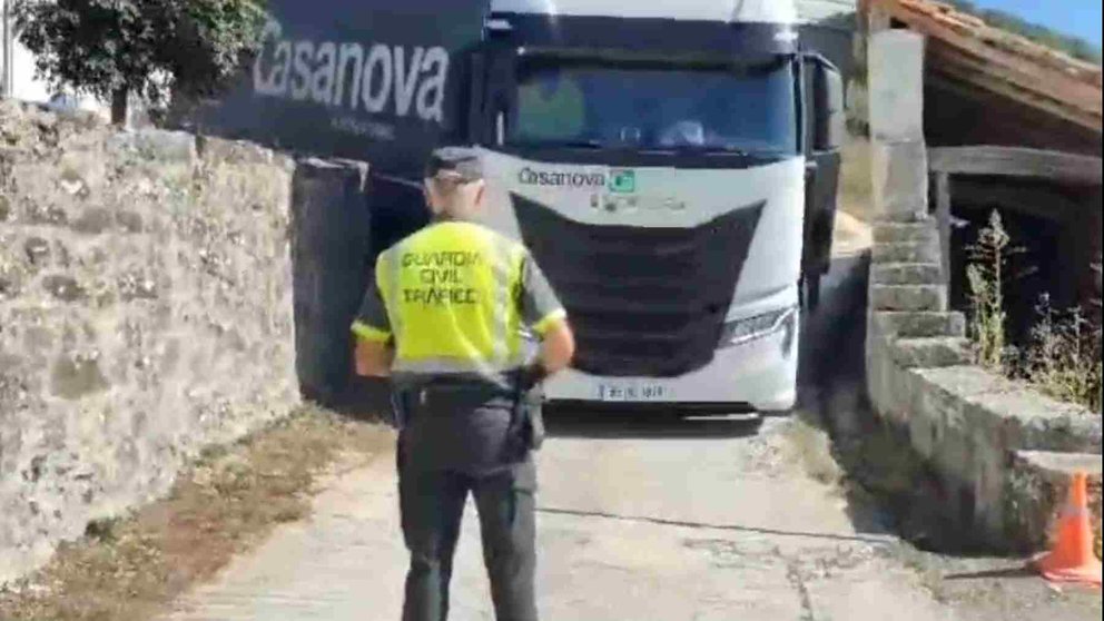 Un guardia civil ante el camión atascado en la localidad navarra de Etuláin, GUARDIA CIVIL