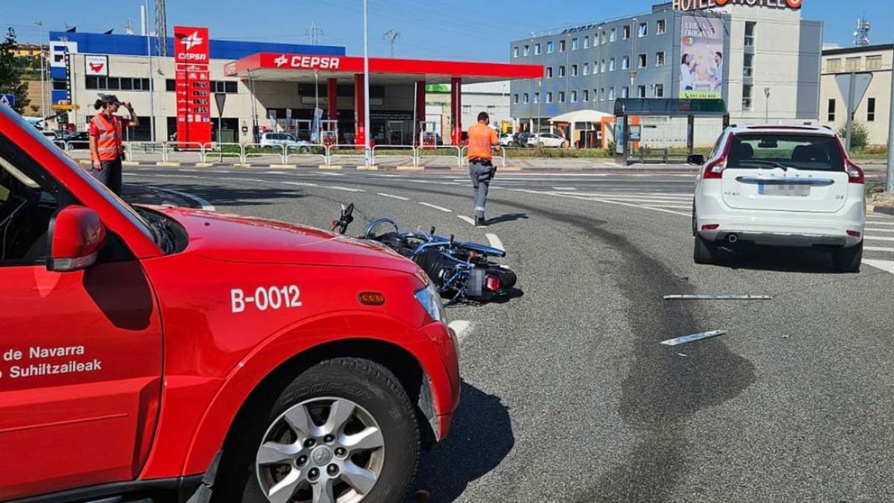 Dos trasladados tras una colisión entre un coche y una moto junto al parque de Bomberos de Cordovilla. BOMBEROS DE NAVARRA