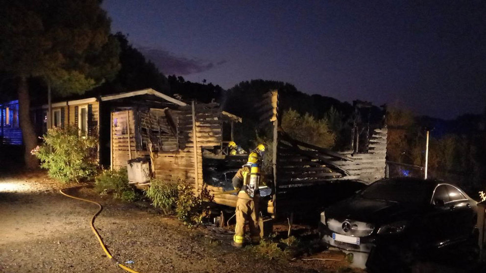 Muere una niña en el incendio del bungaló de un camping en Tarragona. BOMBEROS DE LA GENERALITAT DE CATALUÑA