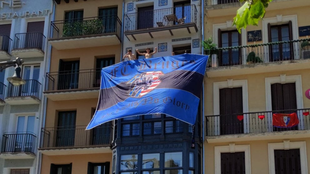 Aficionados del Club Brujas colocan una pancarta en la Plaza del Castillo. NAVARRA.COM