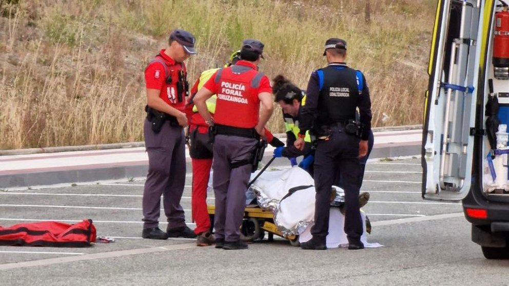 Imagen del momento en el que el ciclista herido es traspasado del helicóptero a la ambulancia. CEDIDA