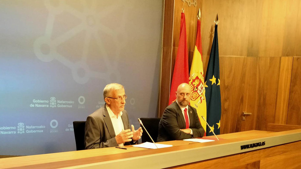 El vicepresidente primero del Gobierno de Navarra, Félix Taberna (i), y el consejero de Economía y Hacienda, José Luis Arasti), en la rueda de prensa posterior a la sesión de Gobierno. EUROPA PRESS