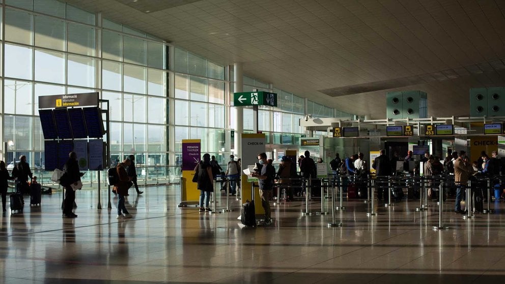 Vista general de varios pasajeros en el aeropuerto de El Prat, en una imagen de archivo. DAVID ZORRAKINO / EUROPA PRESS