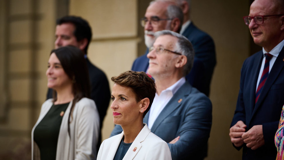 La presidenta de Navarra María Chivite realiza la tradicional fotografía con su equipo de Gobierno para la legislatura 2023-2027. PABLO LASAOSA