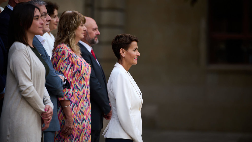 La presidenta de Navarra María Chivite realiza la tradicional fotografía con su equipo de Gobierno para la legislatura 2023-2027. PABLO LASAOSA
