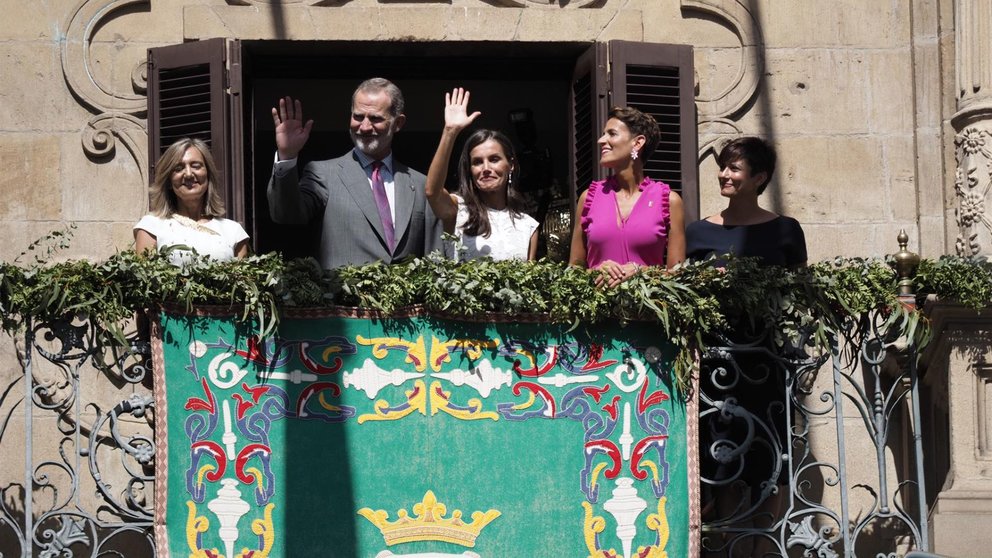 Los Reyes Don Felipe y Doña Letizia, en el balcón de la Casa Consistorial de Pamplona junto a la alcaldesa, Cristina Ibarrola (i), la presidenta de Navarra, María Chivite (2d)) y la minsitra en funciones de Política Territorial, Isabel Rodríguez. - EDUARDO SANZ-EUROPA PRESS