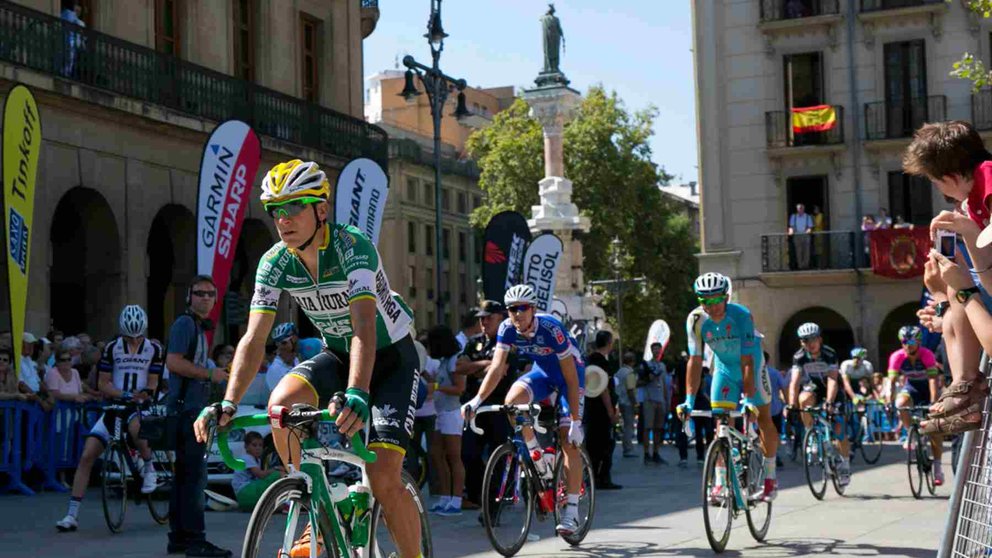 Salida de etapa de la Vuelta Ciclista a España desde la Plaza del Castillo de Pamplona.