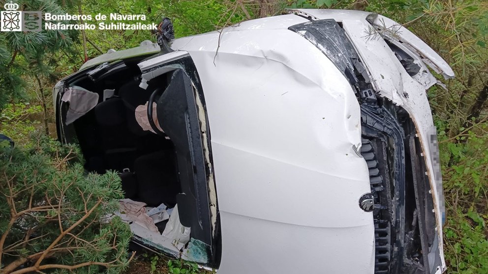 Imagen del coche que quedó destrozado en Alsasua tras volcar. BOMBEROS DE NAVARRA