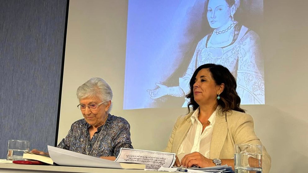 Margari Alonso, autora del libro ‘María Azlor, una vida entre las dos Españas’, durante la presentación en Tudela.