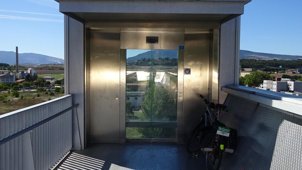 El Ayuntamiento de Pamplona sustituirá el pavimento del ascensor urbano del Grupo Urdánoz. ARCHIVO