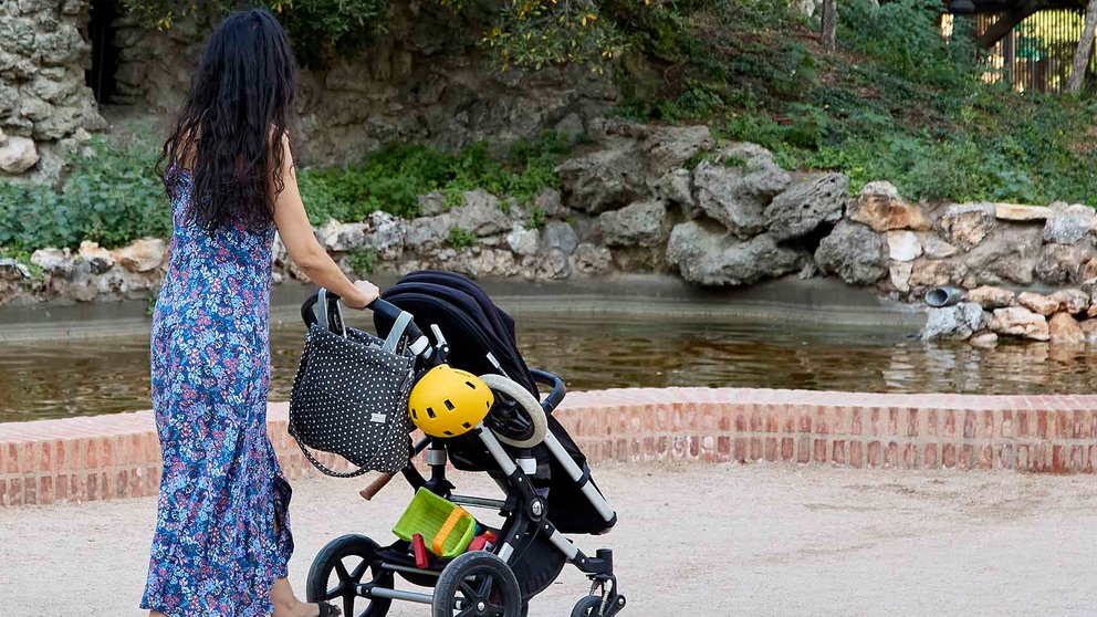 Una madre pasea un carrito de bebé en un parque. JESÚS HELLÍN / EUROPA PRESS