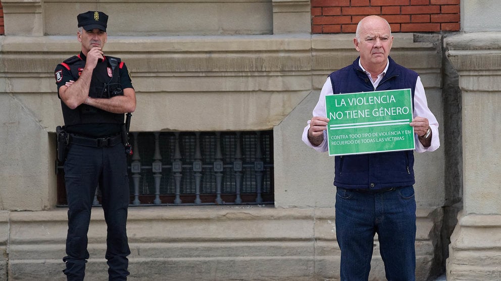 El parlamentario del grupo VOX en el Parlamento de Navarra Emilio Jiménez con su propio cartel en la concentración de un minuto de silencio en repulsa por el asesinato por violencia de género de este fin de semana en Madrid. EFE/Iñaki Porto