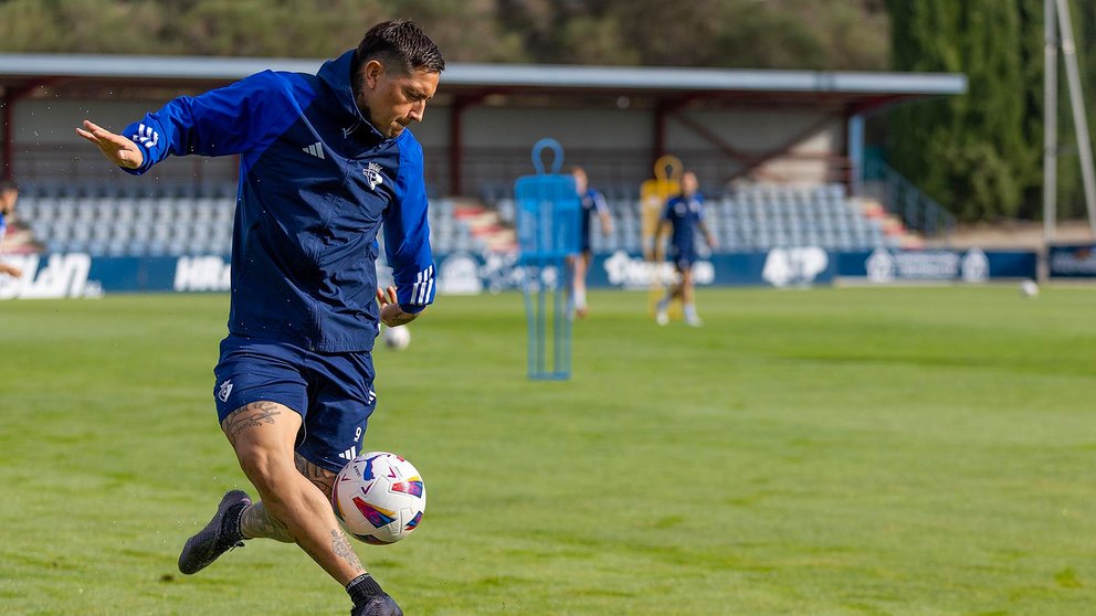 Chimy Ávila controla el balón en un entrenamiento en Tajonar. CA Osasuna.