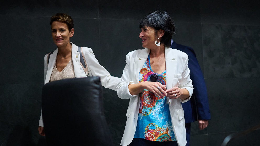 Laura Aznal, de EH Bildu  junto a María Chivite minutos antes de comenzar el pleno del Parlamento. PABLO LASAOSA