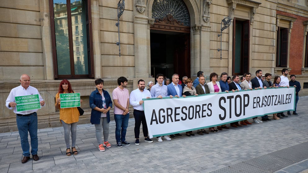 Minuto de silencio a las puertas del Parlamento de Navarra tras la última agresión de violencia machista. IÑIGO ALZUGARAY