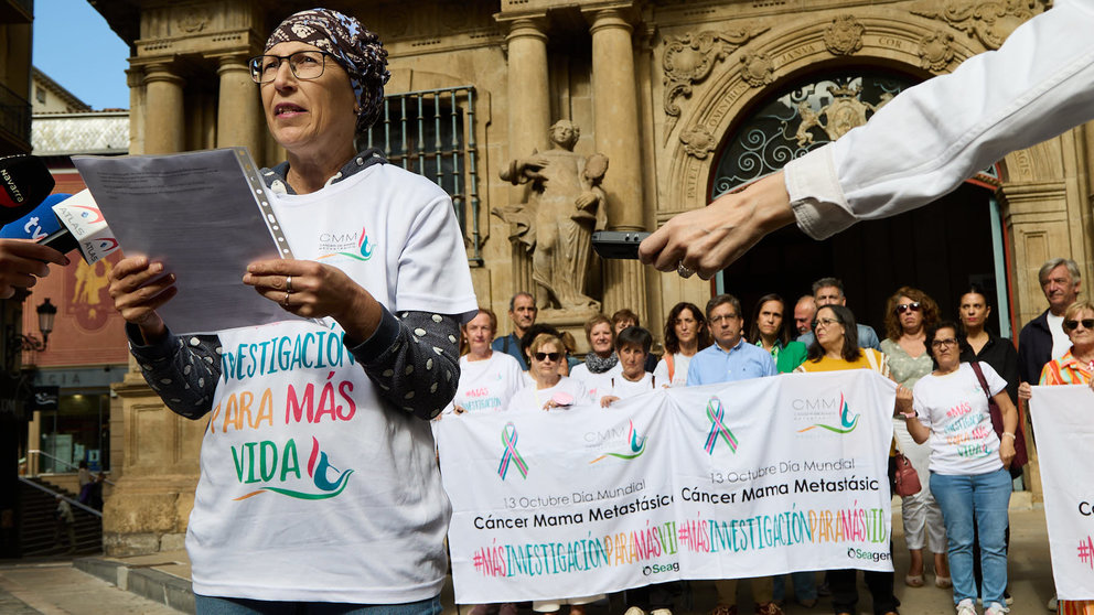 Concentración por el Día Internacional del Cáncer de Mama Metastásico, en la Plaza del Ayuntamiento de Pamplona. IÑIGO ALZUGARAY