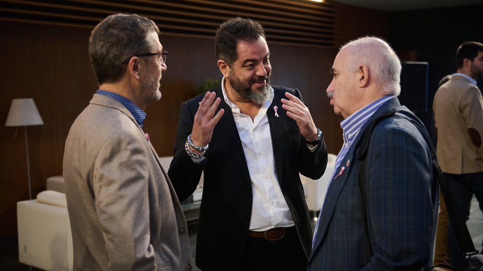 Javier Lecumberri y Ramón Alzórriz habla con el consejero Aierdi minutos antes de comenzar el pleno del Parlamento. PABLO LASAOSA