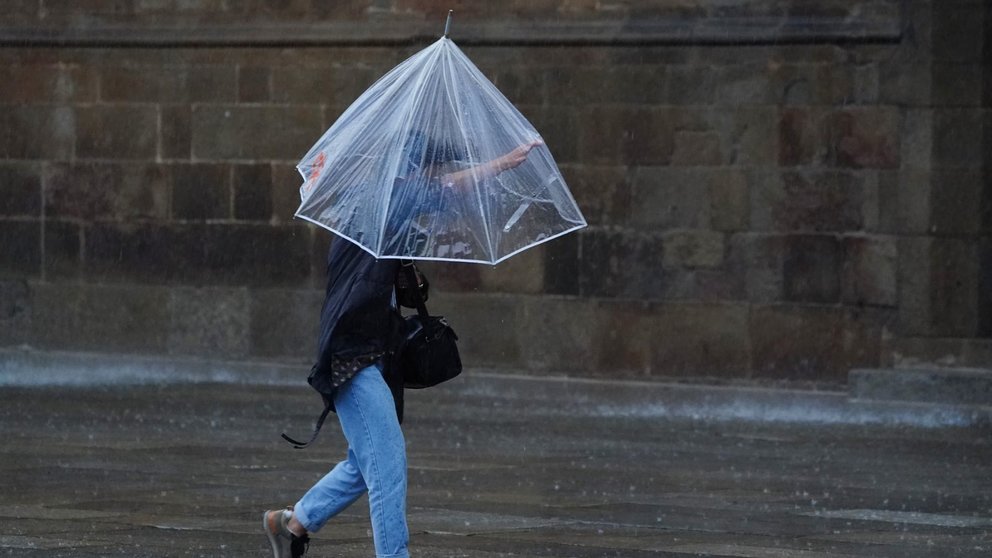 Varias personas se resguardan bajo un paraguas de la lluvia, el viento y el mal tiempo. ÁLVARO BALLESTEROS / EUROPA PRESS