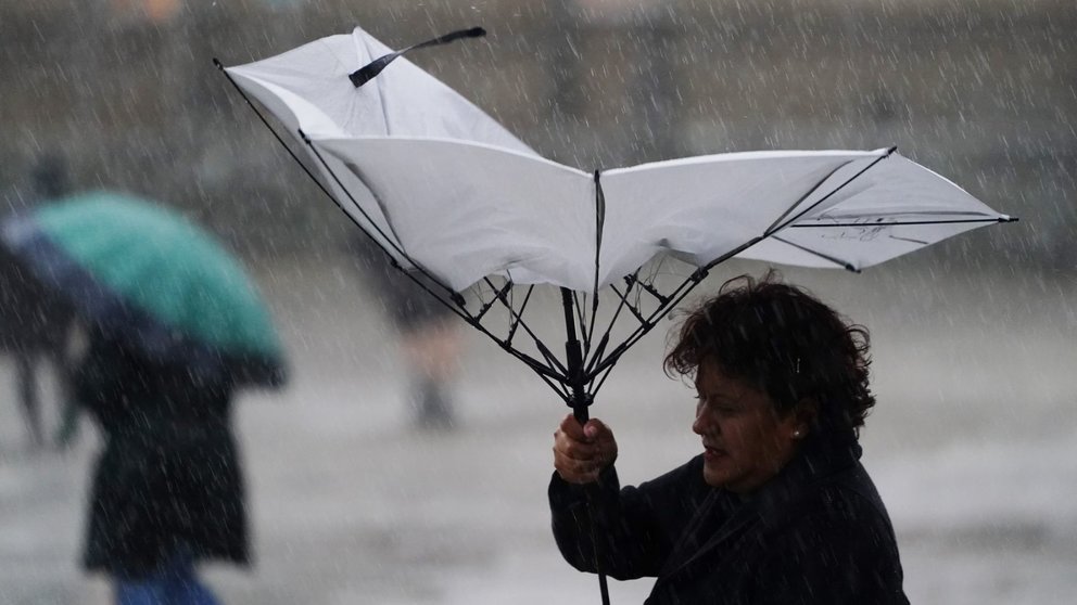Varias personas se resguardan bajo un paraguas de la lluvia, el viento y el mal tiempo. ÁLVARO BALLESTEROS / EUROPA PRESS