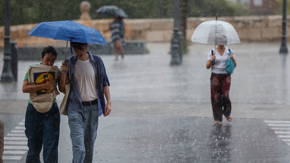 Varias personas se resguardan bajo un paraguas de la lluvia, el viento y el mal tiempo. ROBER SOLSONA / EUROPA PRESS
