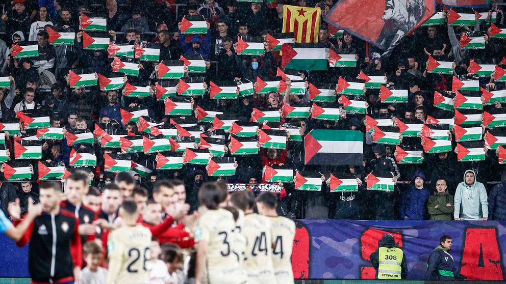 Aficionados de Osasuna muestran banderas en apoyo a Palestina antes del encuentro perteneciente a la jornada 10 de LaLiga entre Osasuna y Granada este viernes en el estadio El Sadar, Pamplona. EFE/ Jesús Diges