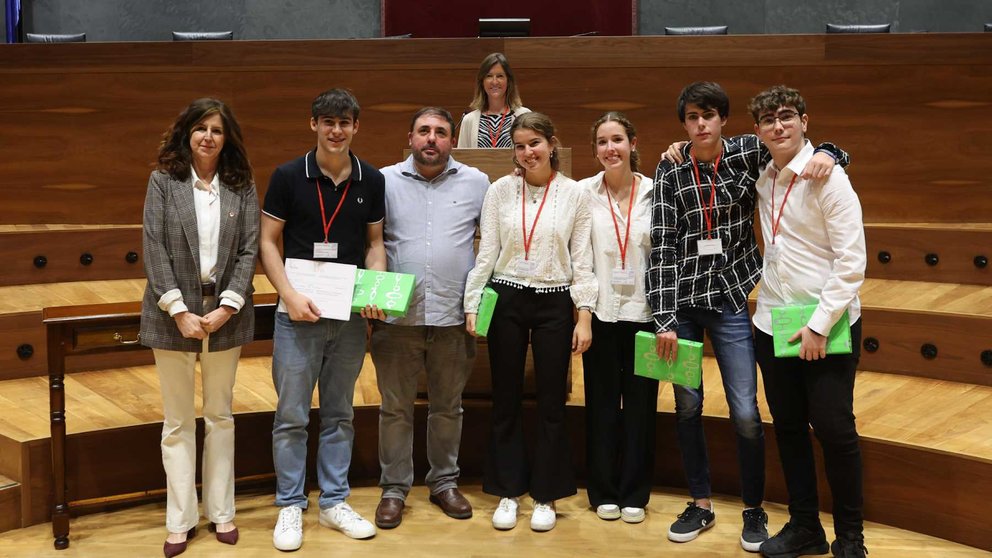Los estudiantes del IES Benjamín de Tudela, equipo ganador del Torneo de Debate de 2023, posan con el presidente del Parlamento, Unai Hualde, y la vicerrectora Begoña Pérez Eransus.