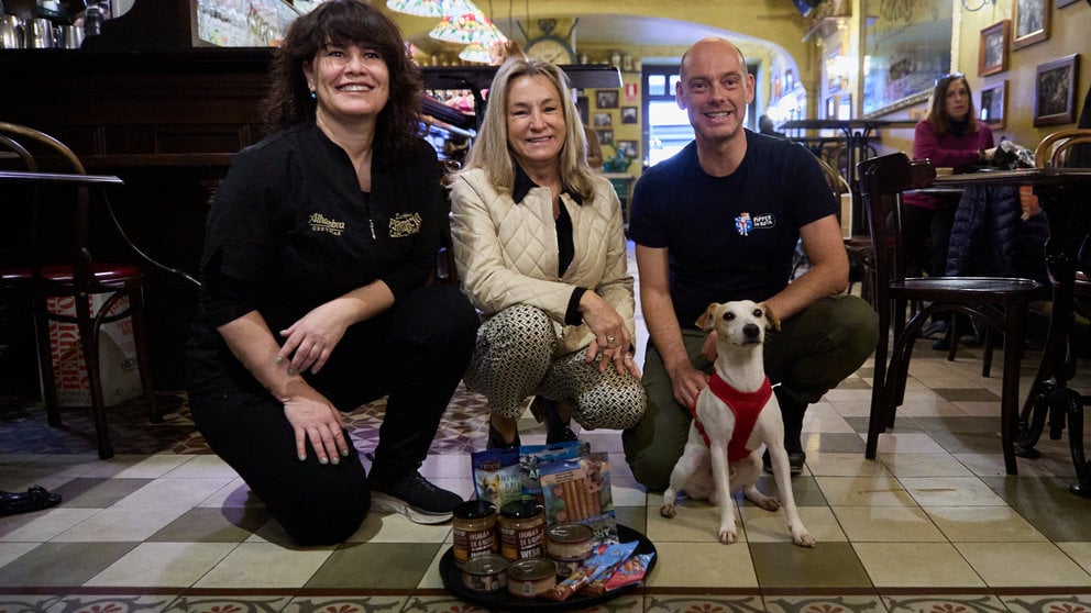 La Asociación de Hostelería y Turismo de Navarra presenta una campaña para promover la integración de los perros de compañía en los establecimientos de restauración y alojamientos. IÑIGO ALZUGARAY