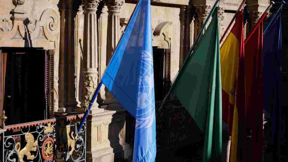 La bandera de la ONU ondea junto a las de Pamplona, España y la Unión Europea en la balconada del Ayuntamiento de Pamplona. AYUNTAMIENTO DE PAMPLONA