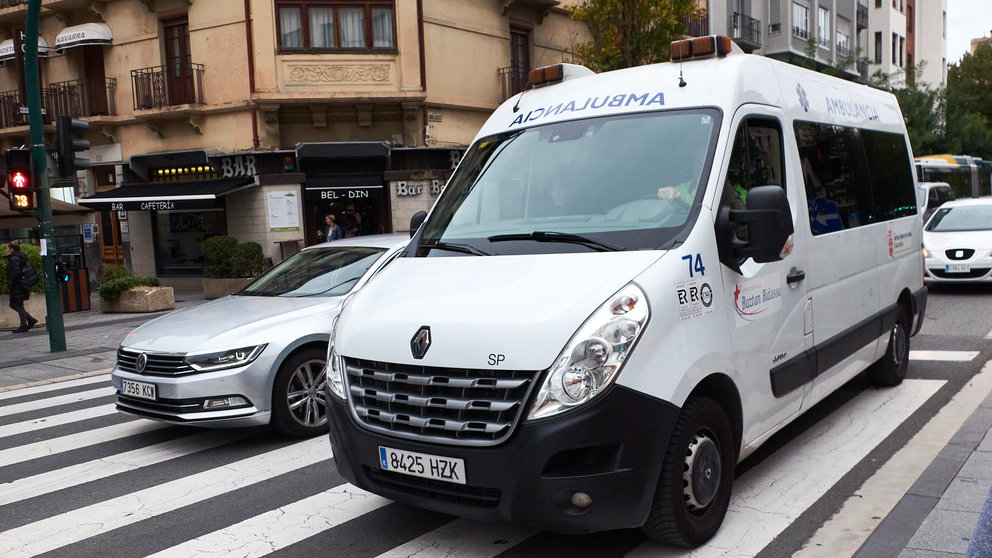 Una ambulancia circula por la avenida Conde Oliveto de Pamplona. IÑIGO ALZUGARAY