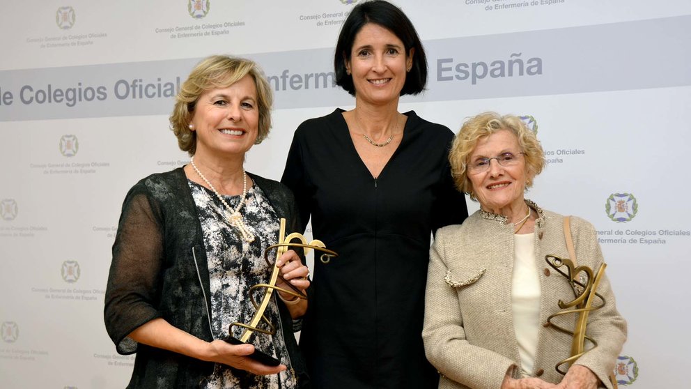 Las enfermeras navarras premiadas Blanca Marín y Carmen Asiain junto a la presidenta del Colegio de Enfermeras de Navarra, Isabel Iturrioz (centro). CEDIDA
