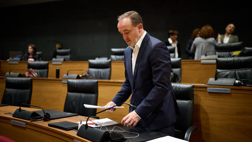 El presidente de UPN, Javier Esparza toma asiento en su escaño en un pleno del Parlamento de Navarra. PABLO LASAOSA