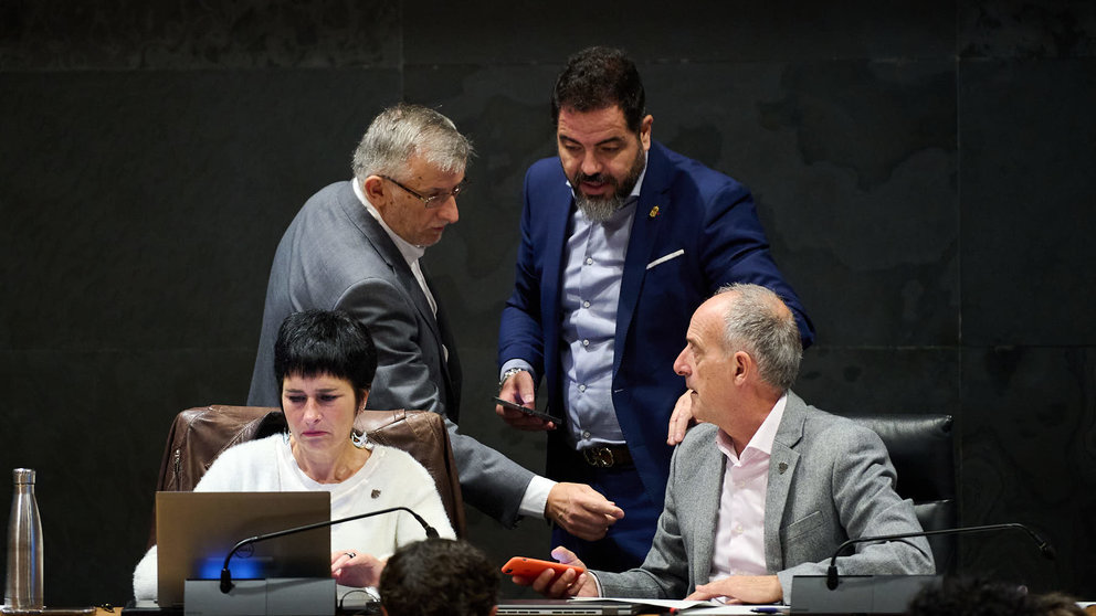 El vicepresidente del Gobierno, Félix Taberna y el parlamentario socialista Ramón Alzórriz hablan con los parlamentarios de EH Bildu, Laura Aznal y Adolfo Araiz. PABLO LASAOSA