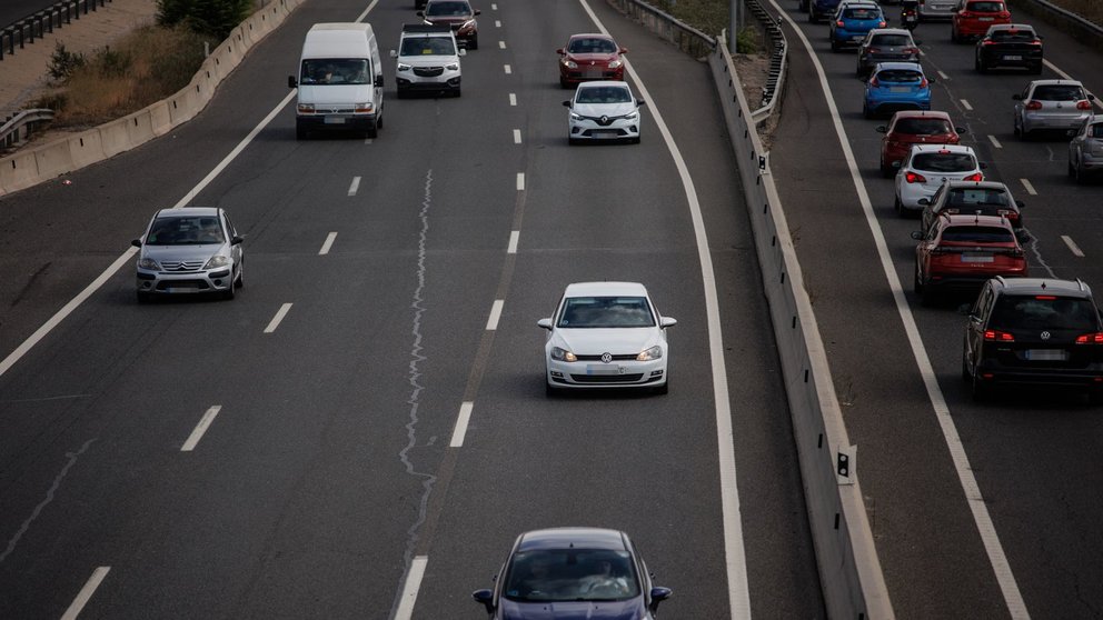 Imagen de archivo de una autopista en una operación salida con decenas de coche en la carretera. ALEJANDRO MARTÍNEZ / EUROPA PRESS
