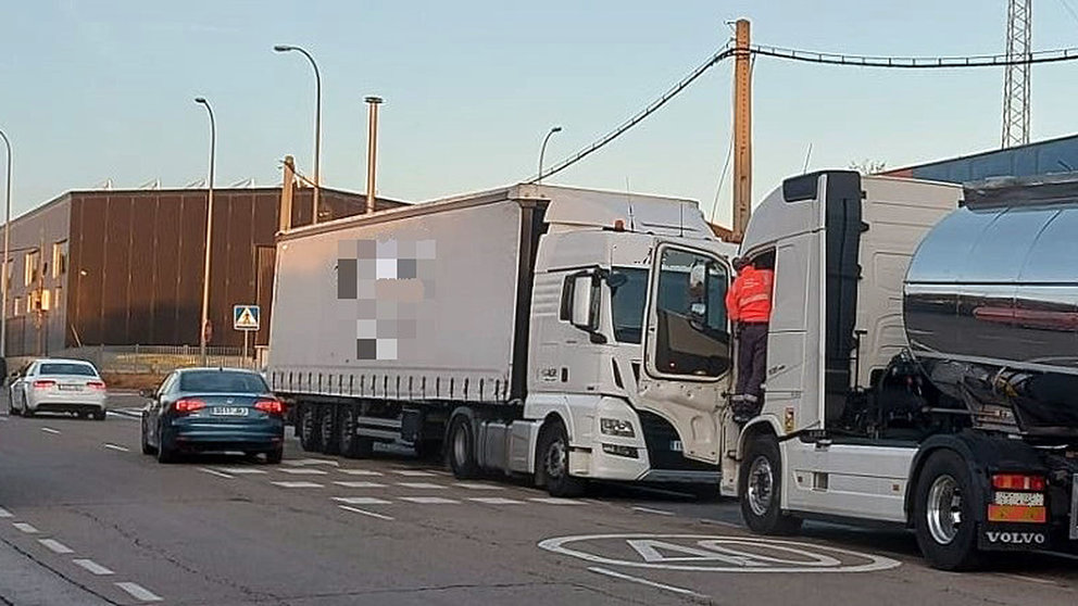 Imagen de la policía inspeccionando el camión que conducía un hombre estando borracho en Navarra. CEDIDA